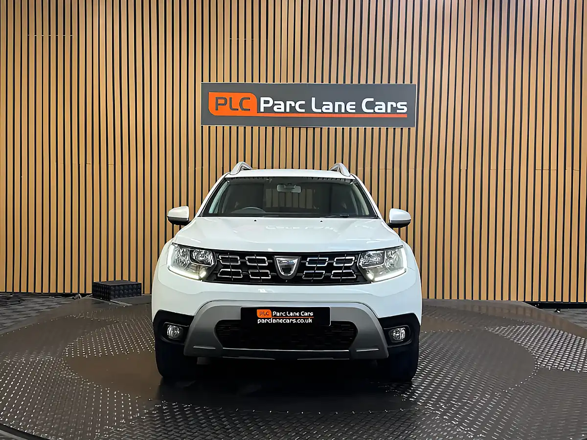 Used 2019 Dacia Duster Prestige Glacier White - Interior and Exterior details 8