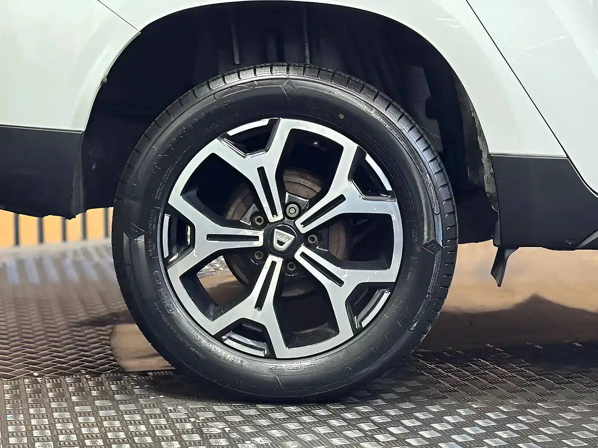 Used 2019 Dacia Duster Prestige Glacier White - Interior and Exterior details 9
