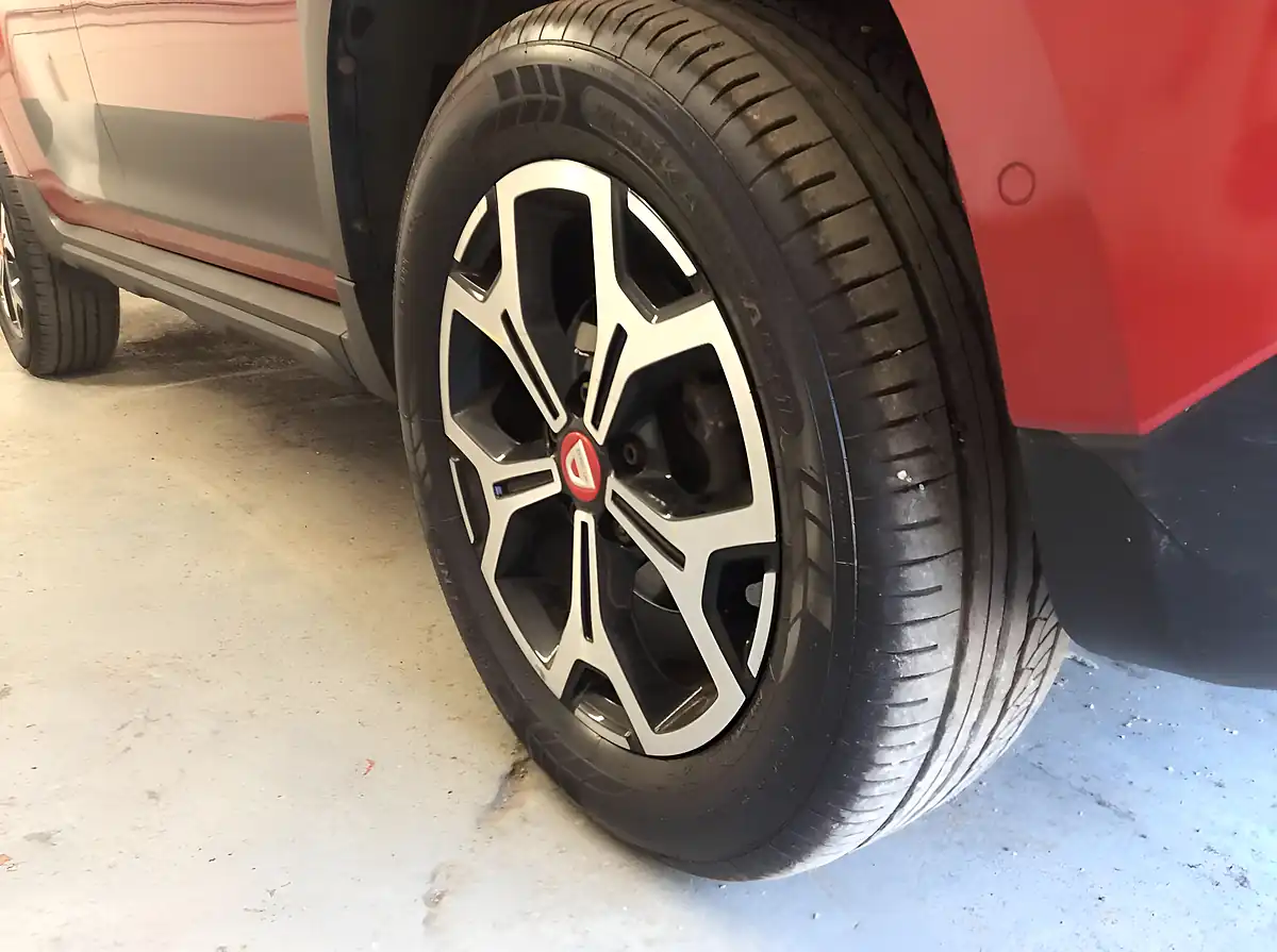 Used 2019 Dacia Duster Techroad Red - Interior and Exterior details 12