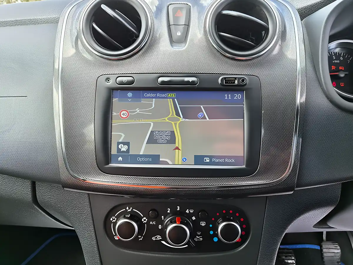 Used 2019 Dacia Logan Mcv Comfort Glacier White - Interior and Exterior details 12