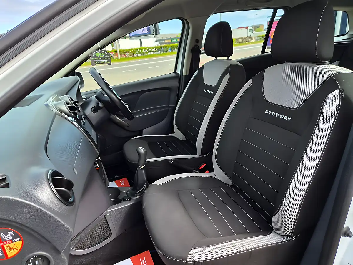 Used 2019 Dacia Logan Mcv Comfort Glacier White - Interior and Exterior details 15