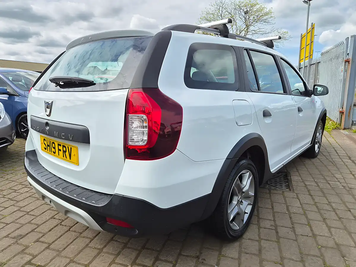 Used 2019 Dacia Logan Mcv Comfort Glacier White - Interior and Exterior details 6