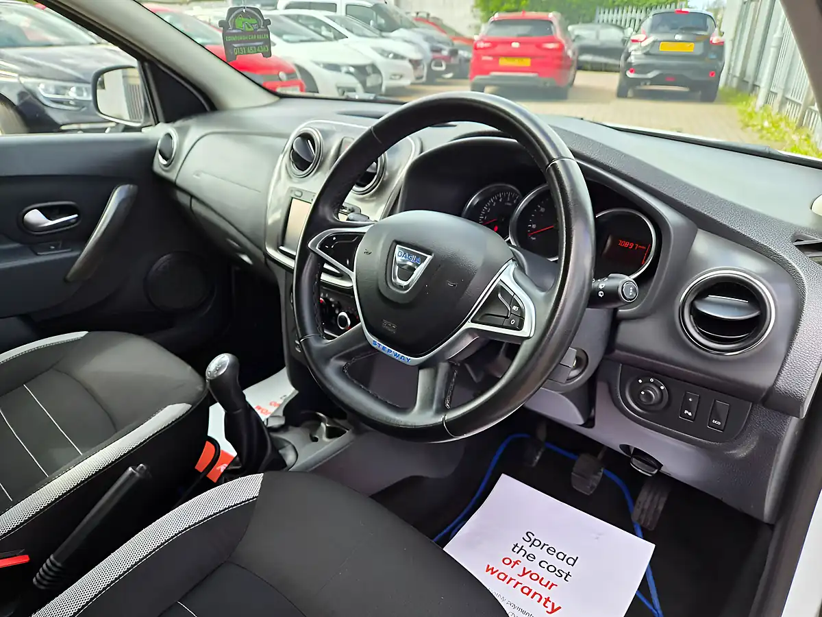 Used 2019 Dacia Logan Mcv Comfort Glacier White - Interior and Exterior details 8