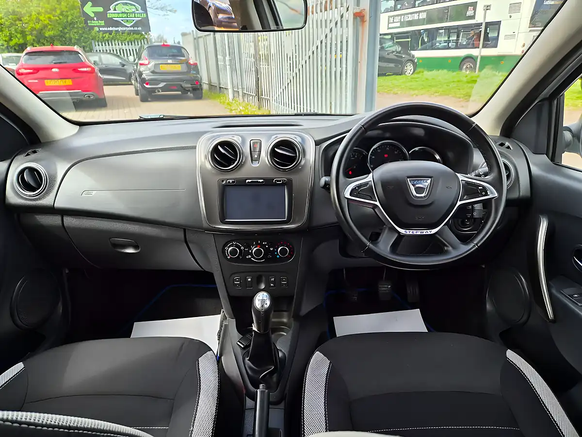 Used 2019 Dacia Logan Mcv Comfort Glacier White - Interior and Exterior details 9