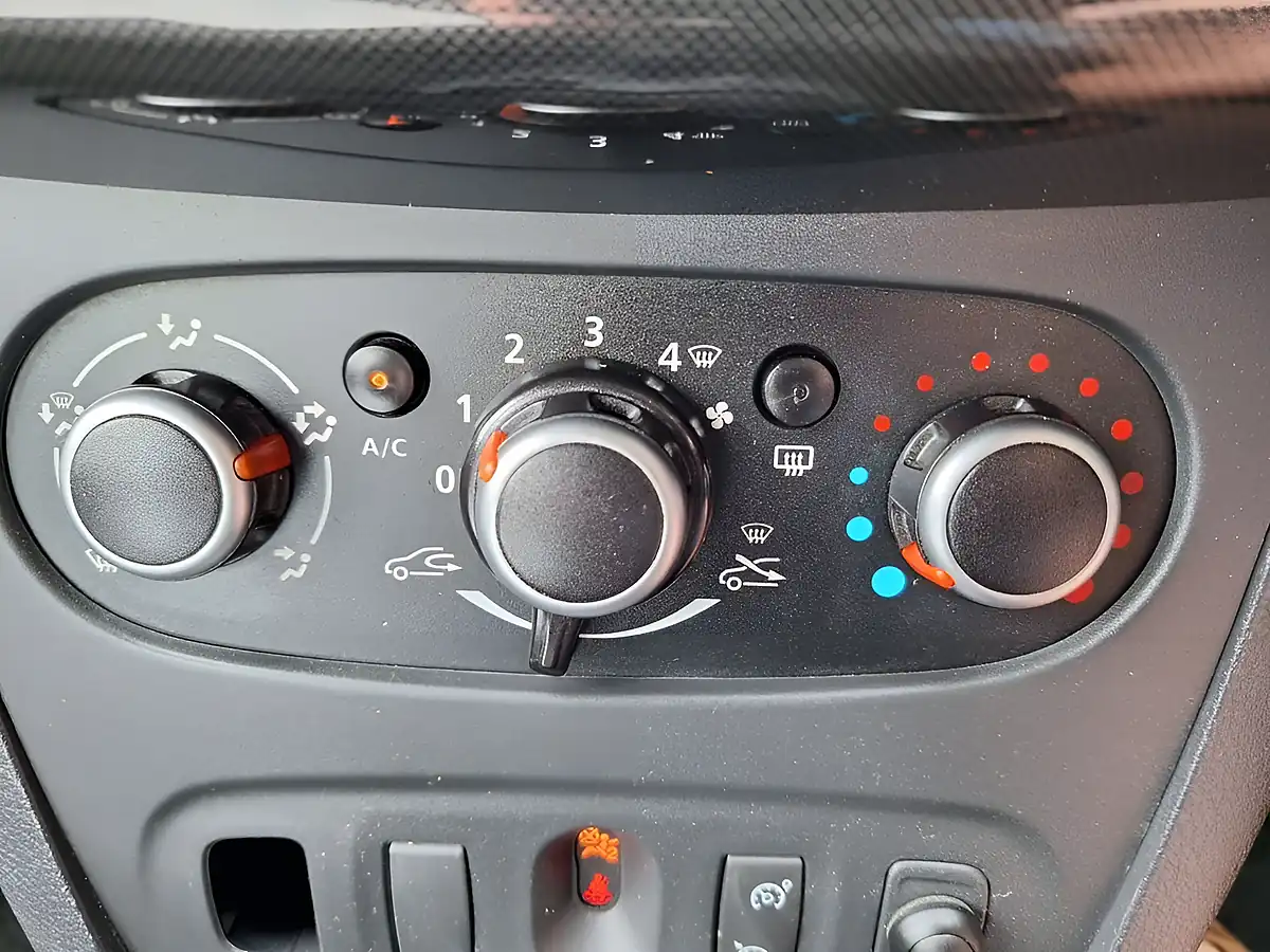 Used 2019 Dacia Logan Mcv Comfort White - Interior and Exterior details 18