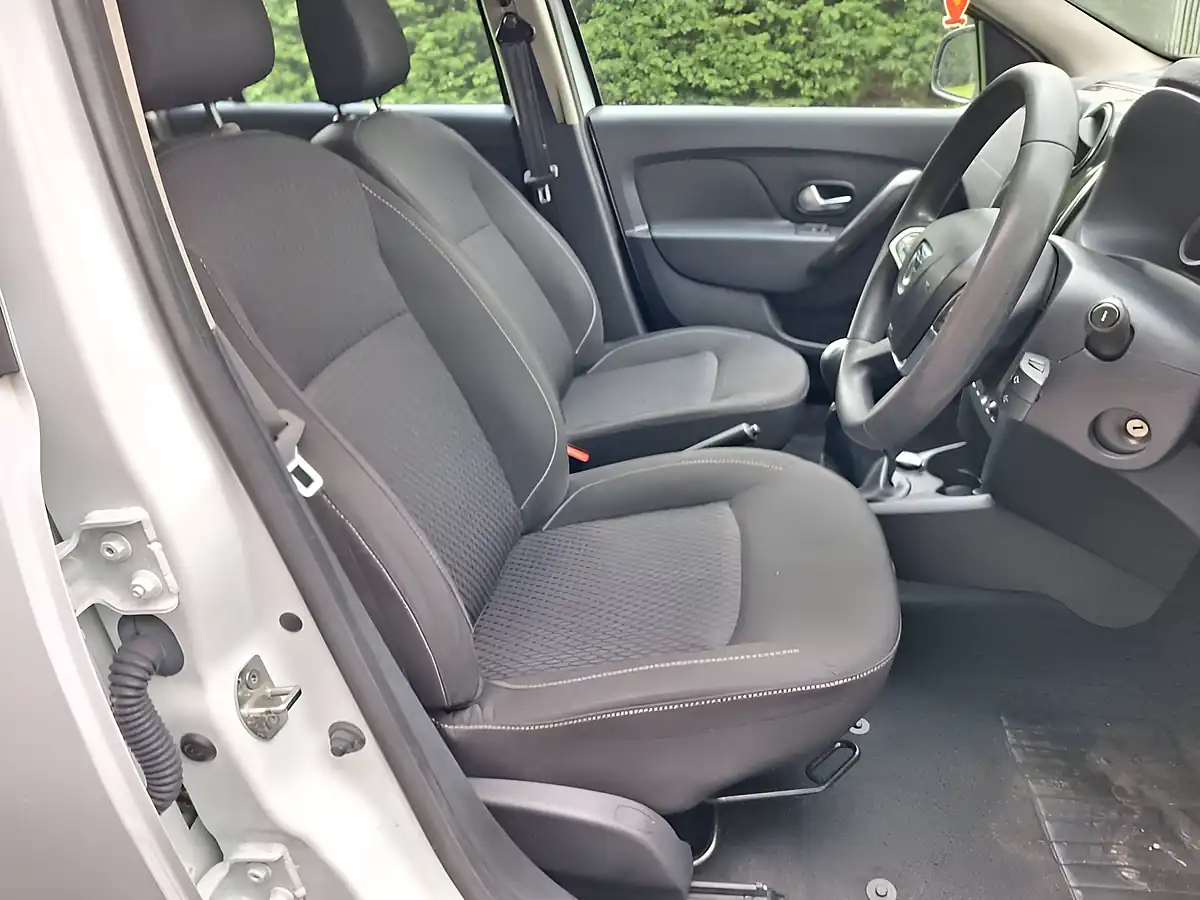 Used 2019 Dacia Logan Mcv Comfort White - Interior and Exterior details 9