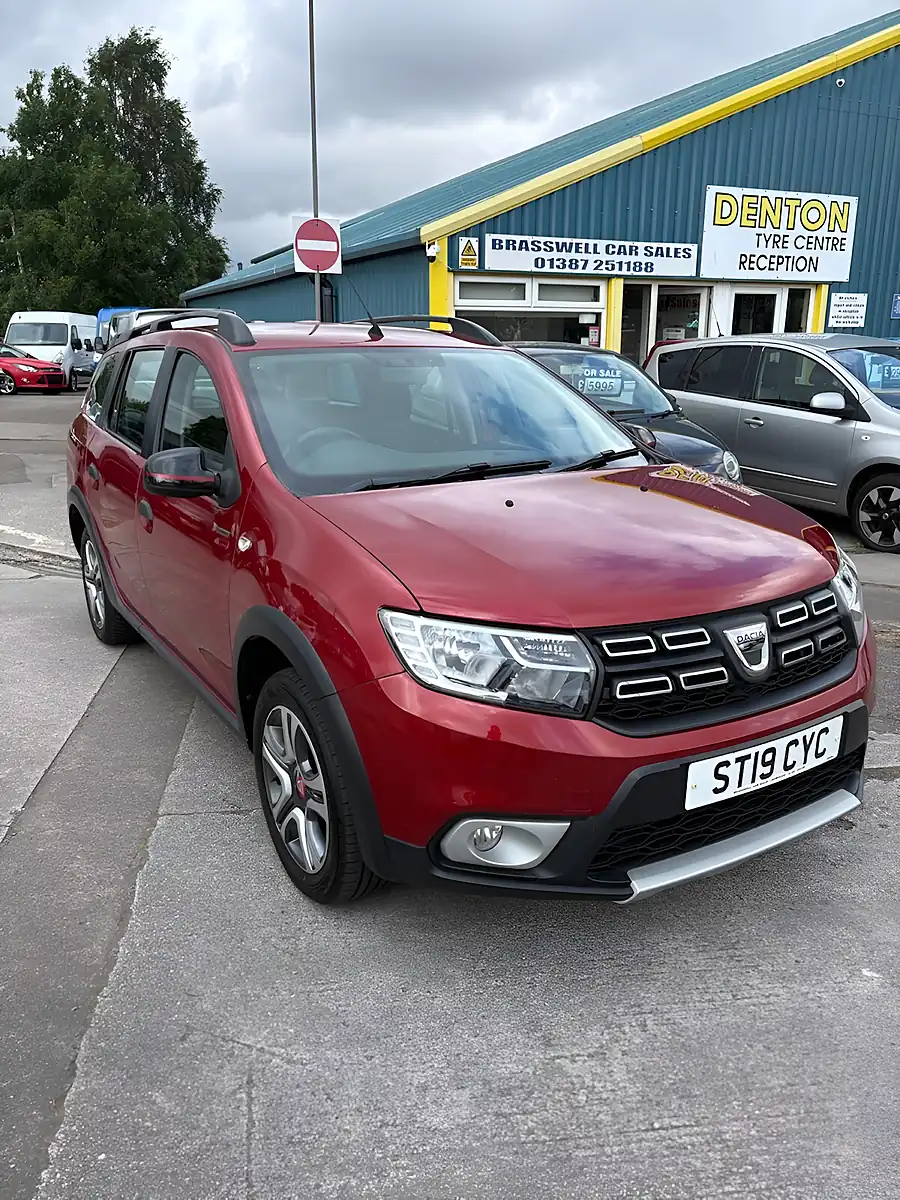 Used 2019 Dacia Logan Mcv Stepway Techroad Red - Front View