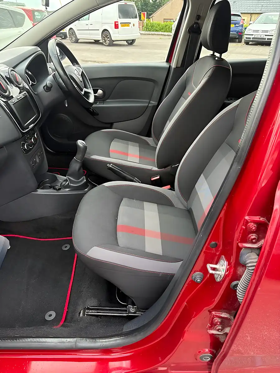Used 2019 Dacia Logan Mcv Stepway Techroad Red - Interior and Exterior details 5