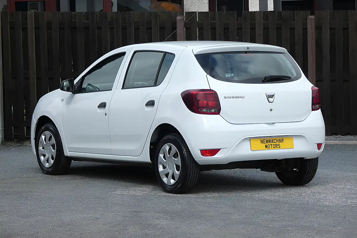 Used 2019 Dacia Sandero Access Glacier White - Interior and Exterior details 4