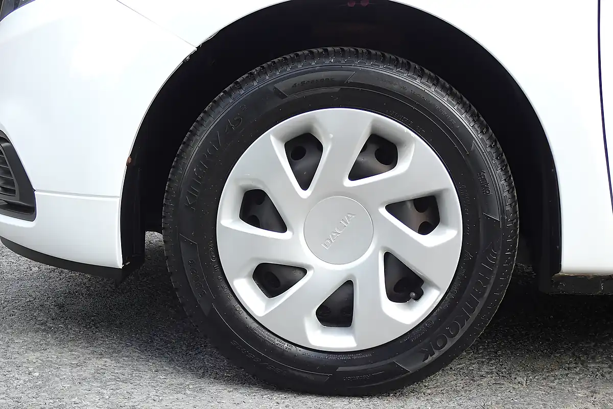 Used 2019 Dacia Sandero Access Glacier White - Interior and Exterior details 7