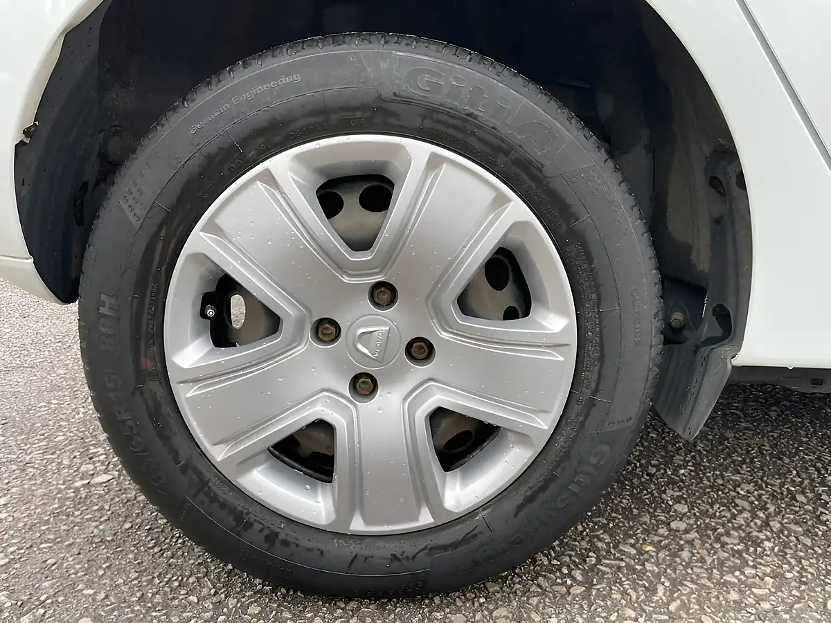 Used 2019 Dacia Sandero Comfort White - Interior and Exterior details 9