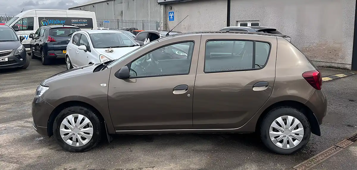 Used 2019 Dacia Sandero Essential Brown - Interior and Exterior details 4