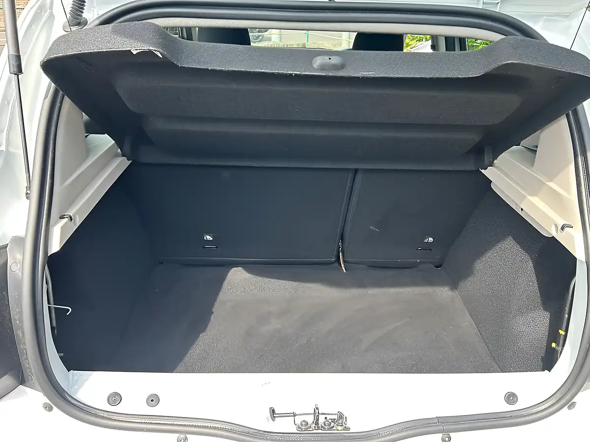 Used 2019 Dacia Sandero Essential White - Interior and Exterior details 10