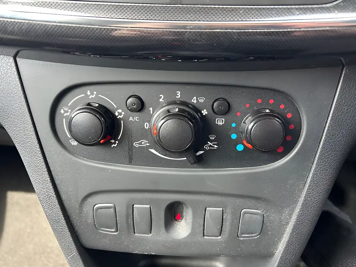 Used 2019 Dacia Sandero Essential White - Interior and Exterior details 4