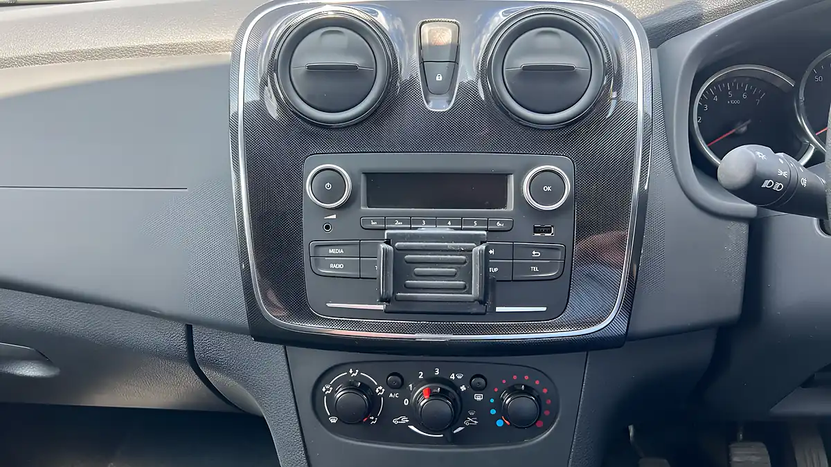 Used 2019 Dacia Sandero Essential White - Interior and Exterior details 10