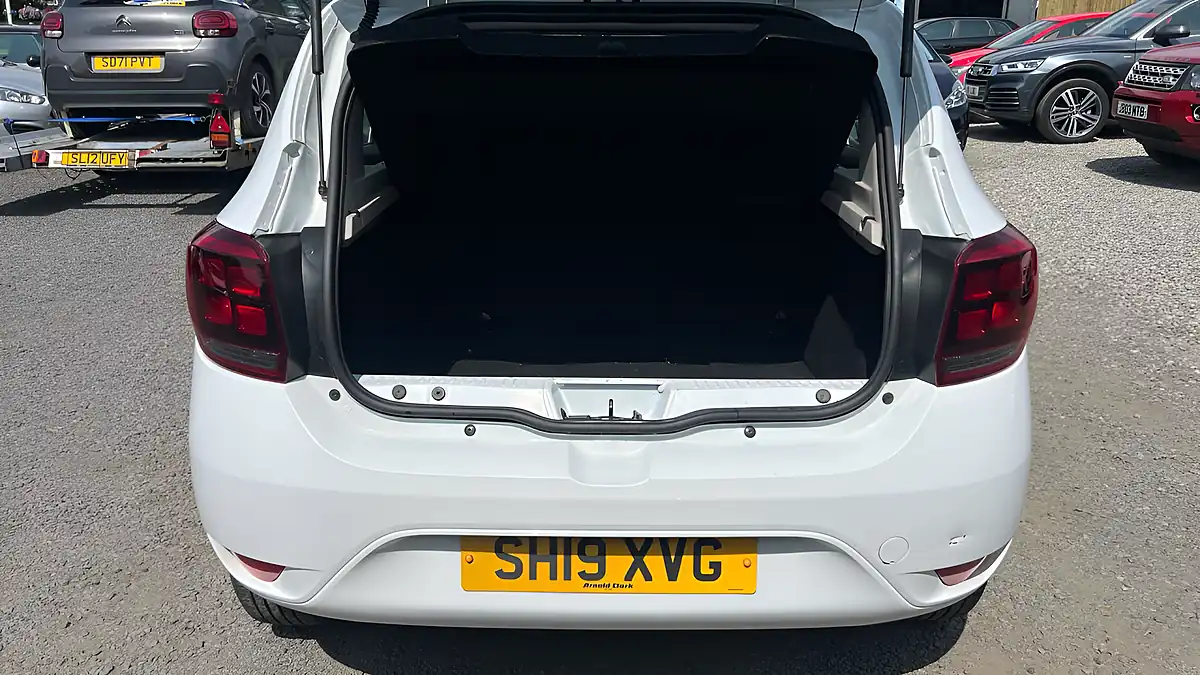 Used 2019 Dacia Sandero Essential White - Interior and Exterior details 14