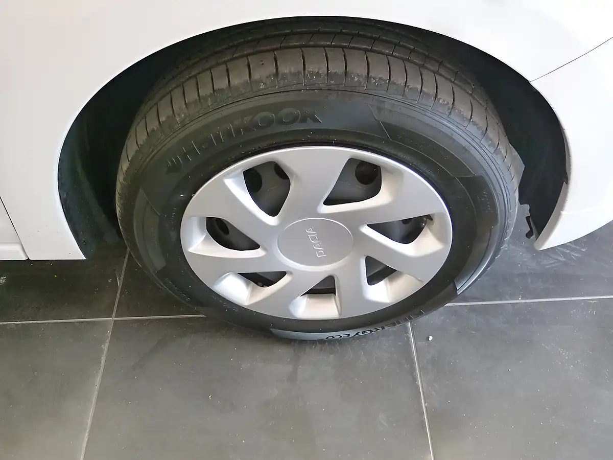 Used 2019 Dacia Sandero Essential White - Interior and Exterior details 11