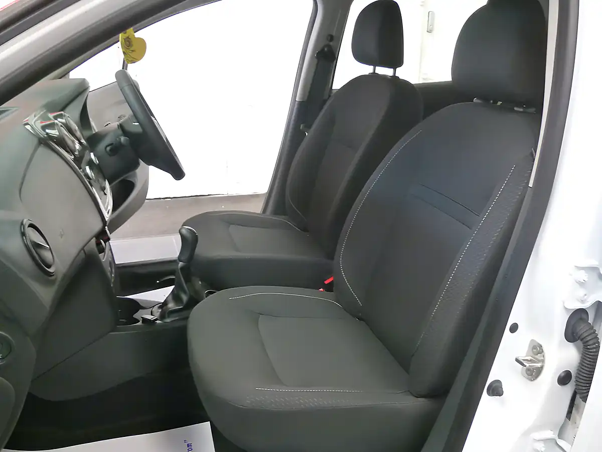 Used 2019 Dacia Sandero Essential White - Interior and Exterior details 14
