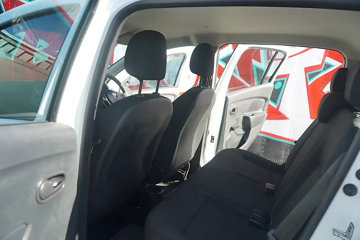 Used 2019 Dacia Sandero Essential White - Interior and Exterior details 17