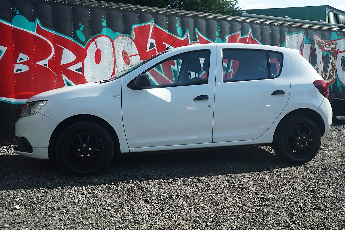 Used 2019 Dacia Sandero Essential White - Interior and Exterior details 9