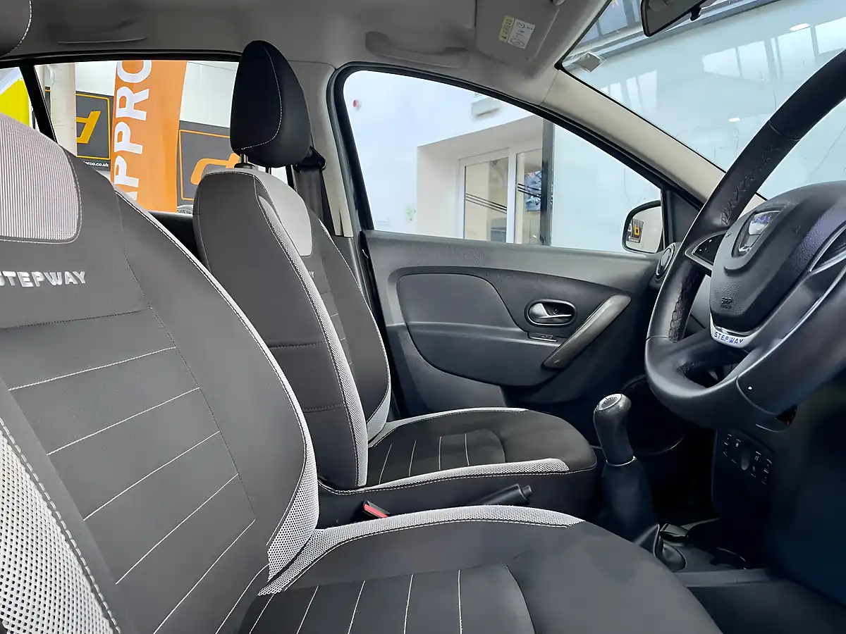 Used 2019 Dacia Sandero Stepway Comfort Black - Interior and Exterior details 15