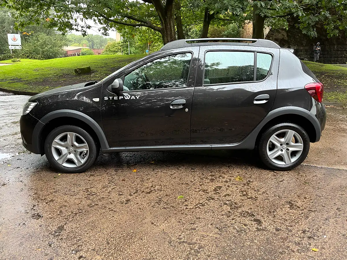 Used 2019 Dacia Sandero Stepway Comfort Black - Interior and Exterior details 10