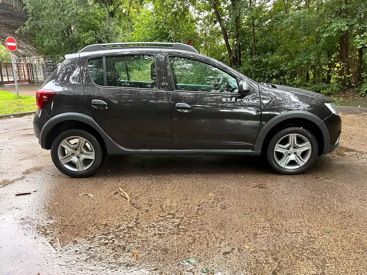 Used 2019 Dacia Sandero Stepway Comfort Black - Interior and Exterior details 5