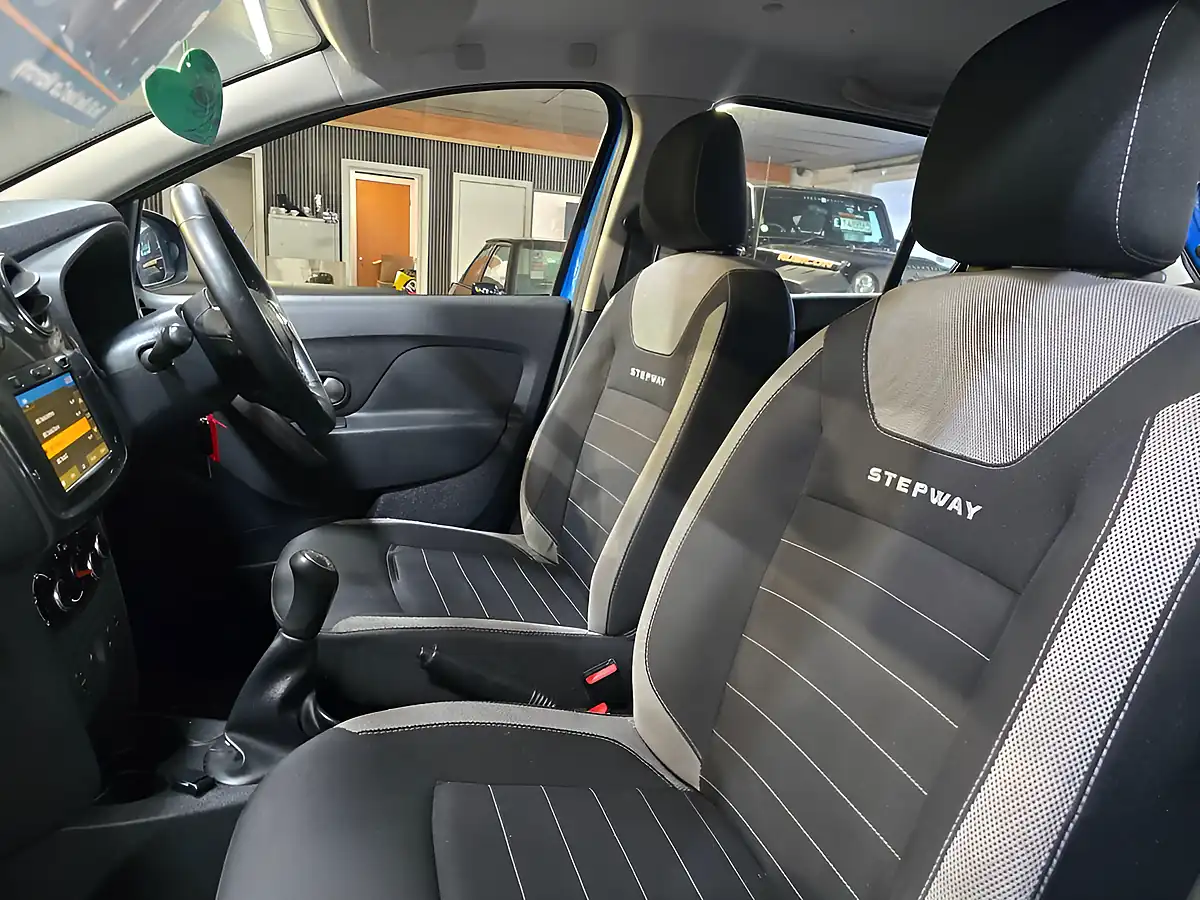 Used 2019 Dacia Sandero Stepway Comfort Blue - Interior and Exterior details 10