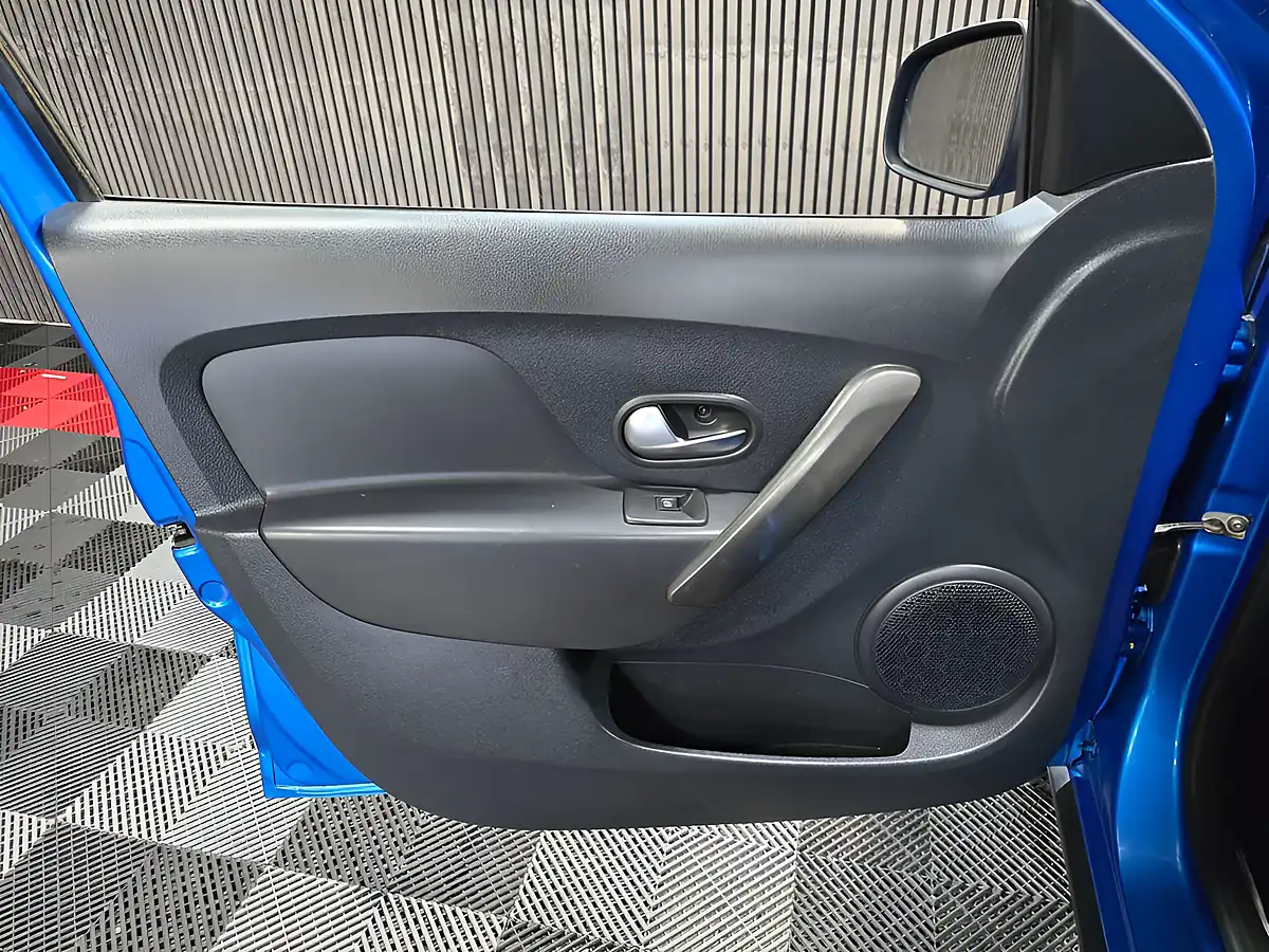 Used 2019 Dacia Sandero Stepway Comfort Blue - Interior and Exterior details 12