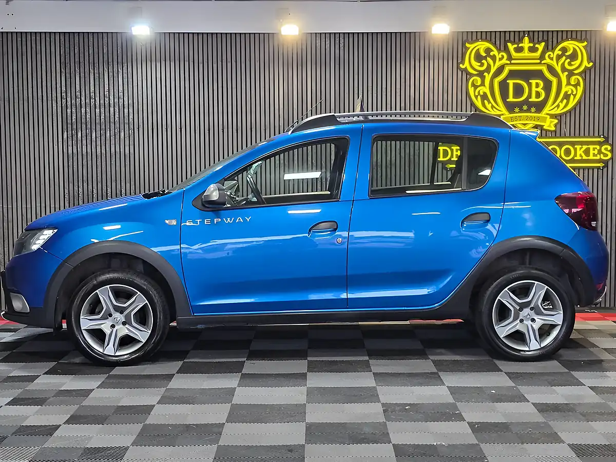 Used 2019 Dacia Sandero Stepway Comfort Blue - Interior and Exterior details 6