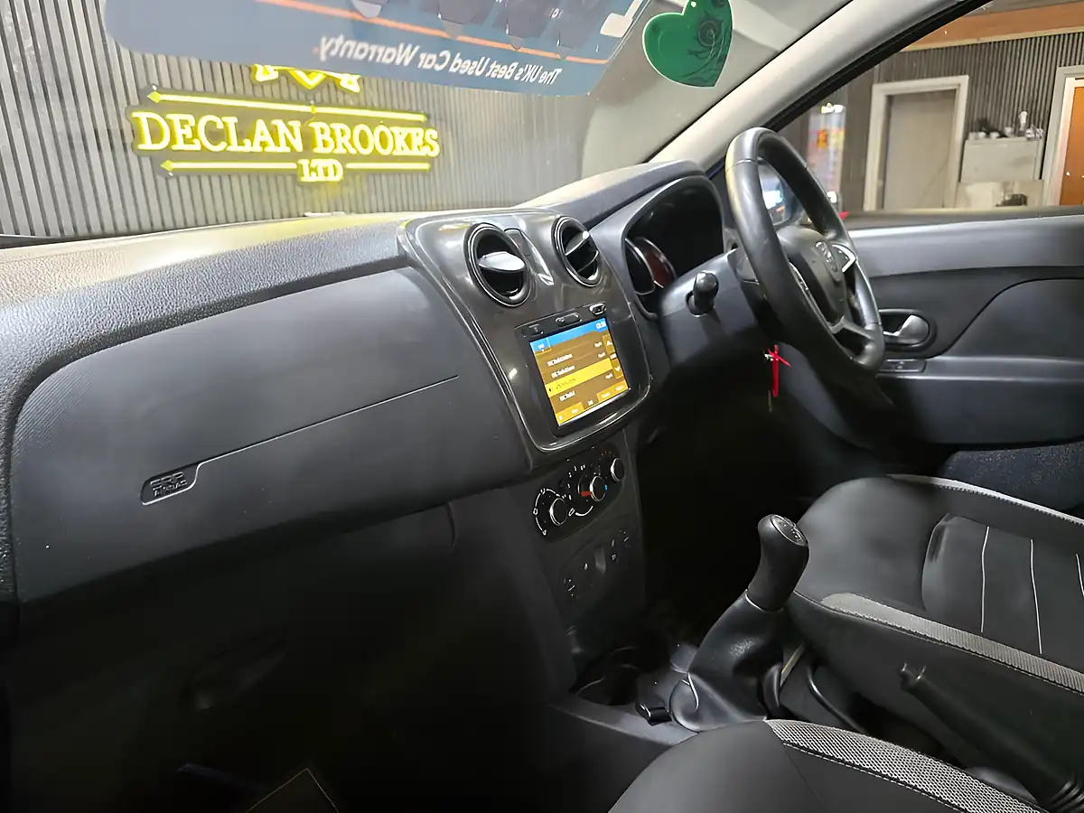 Used 2019 Dacia Sandero Stepway Comfort Blue - Interior and Exterior details 9
