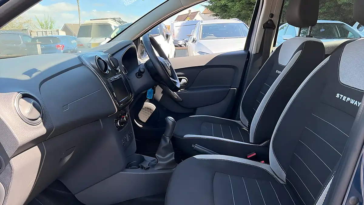 Used 2019 Dacia Sandero Stepway Comfort Blue - Interior and Exterior details 6