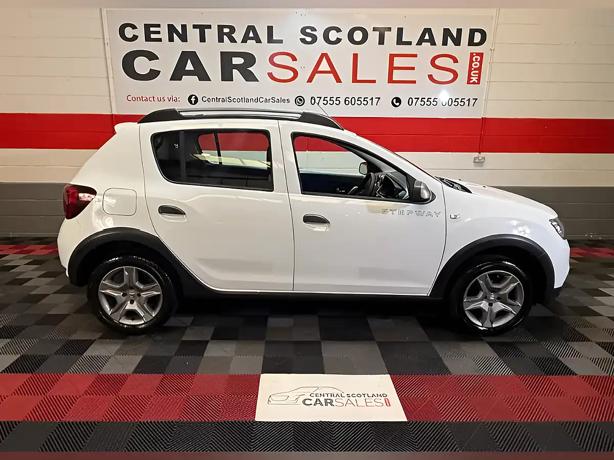 Used 2019 Dacia Sandero Stepway Comfort White - Front View
