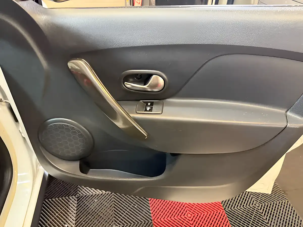 Used 2019 Dacia Sandero Stepway Comfort White - Interior and Exterior details 16