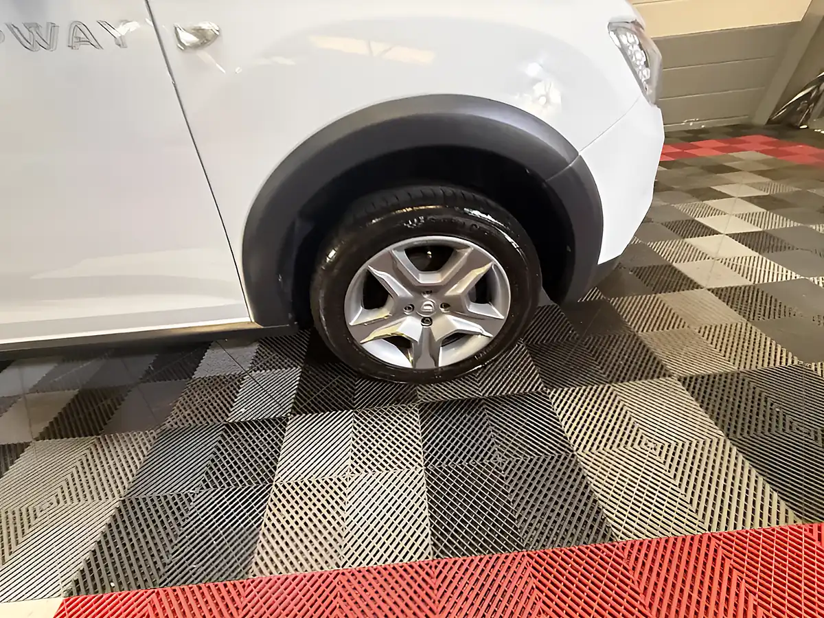 Used 2019 Dacia Sandero Stepway Comfort White - Interior and Exterior details 3