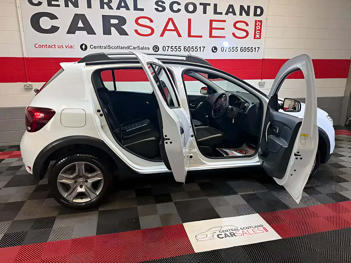Used 2019 Dacia Sandero Stepway Comfort White - Interior and Exterior details 6