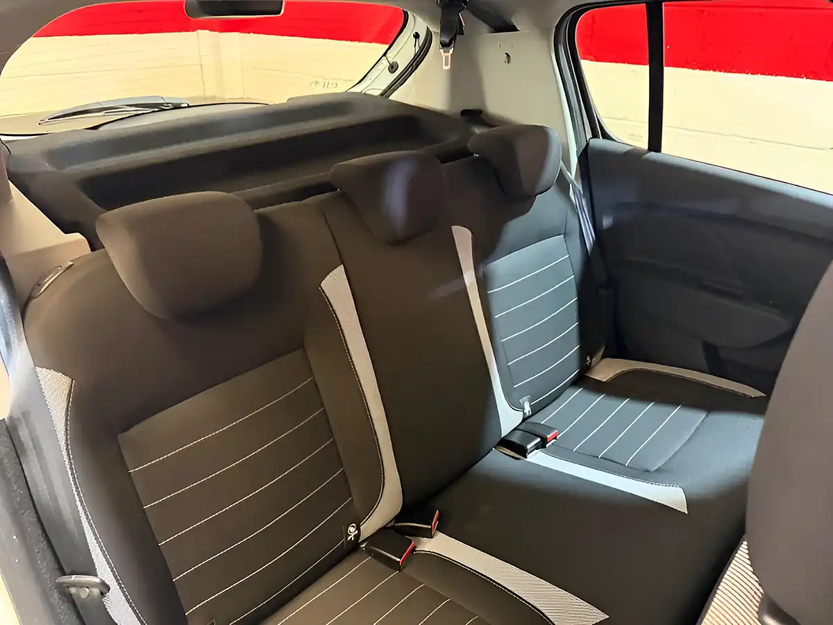 Used 2019 Dacia Sandero Stepway Comfort White - Interior and Exterior details 8