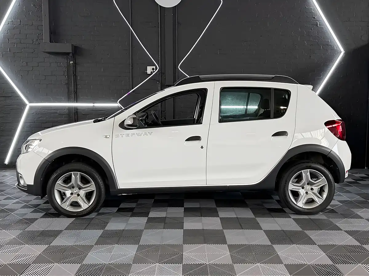 Used 2019 Dacia Sandero Stepway Essential White - Interior and Exterior details 10