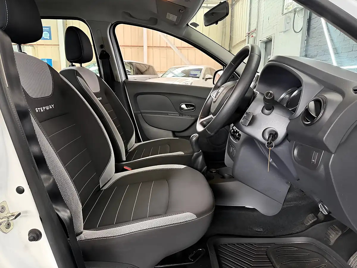 Used 2019 Dacia Sandero Stepway Essential White - Interior and Exterior details 13