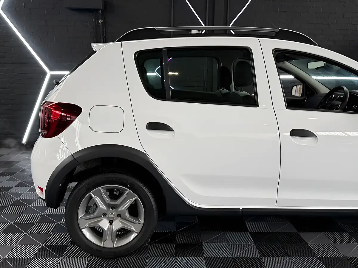 Used 2019 Dacia Sandero Stepway Essential White - Interior and Exterior details 15