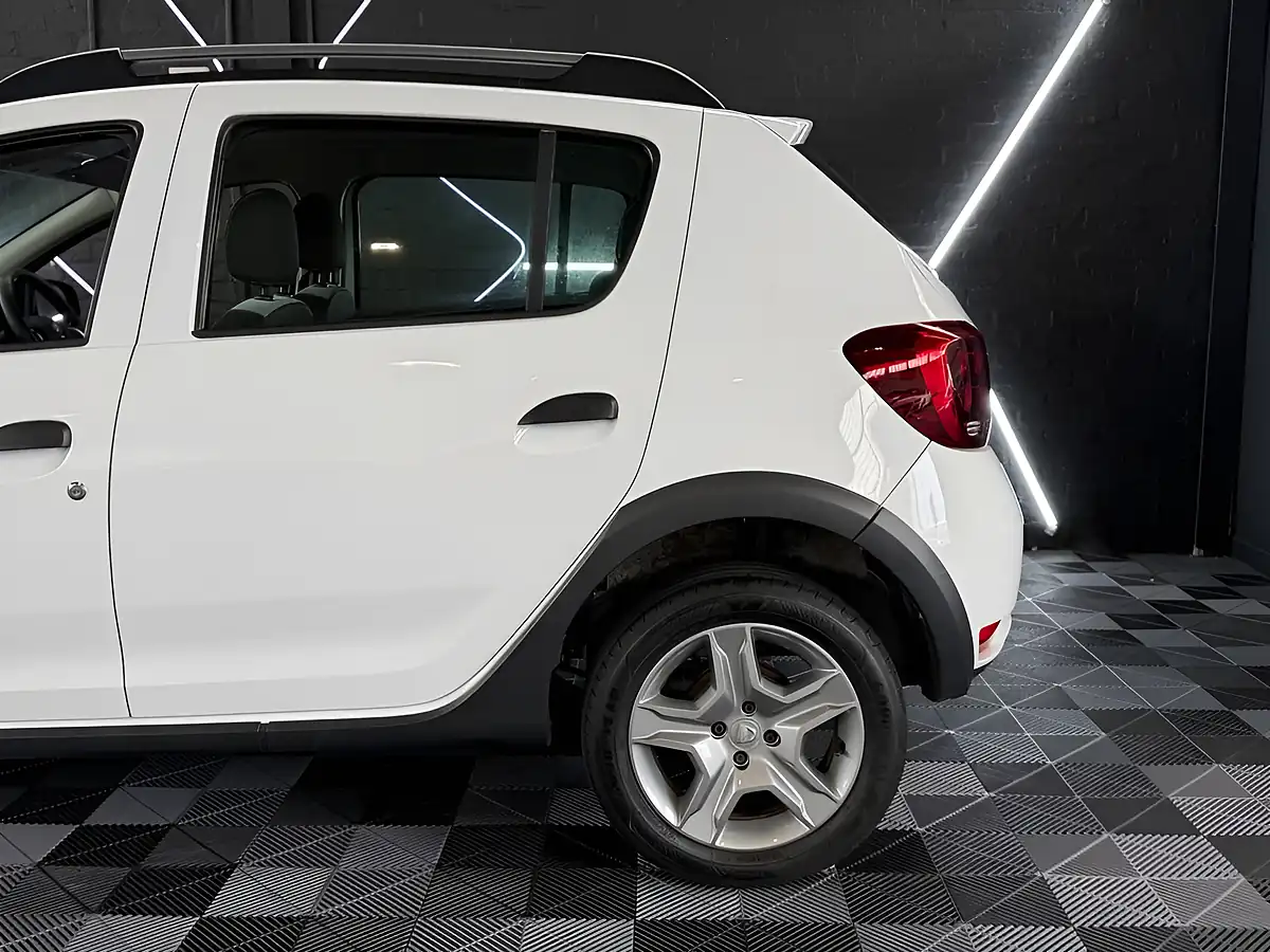 Used 2019 Dacia Sandero Stepway Essential White - Interior and Exterior details 4