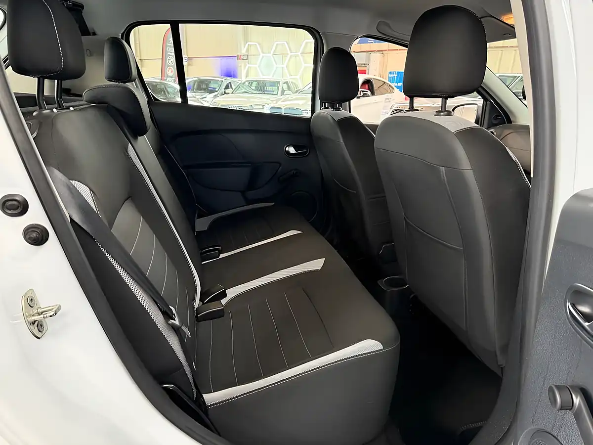 Used 2019 Dacia Sandero Stepway Essential White - Interior and Exterior details 7