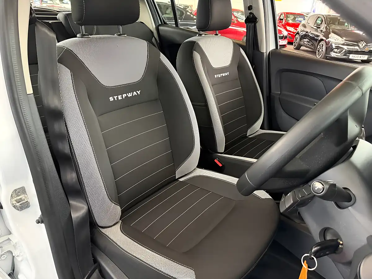 Used 2019 Dacia Sandero Stepway Essential White - Interior and Exterior details 9