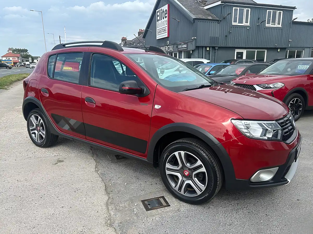 Used 2019 Dacia Sandero Stepway Techroad Red - Front View