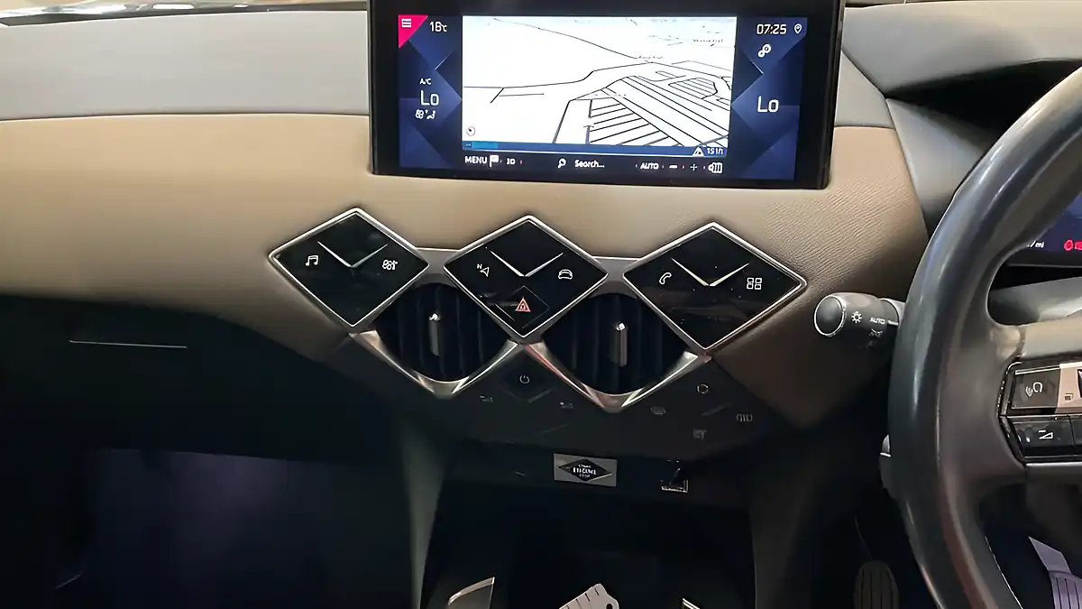 Used 2019 DS Automobiles DS 3 Prestige Blue - Interior and Exterior details 10