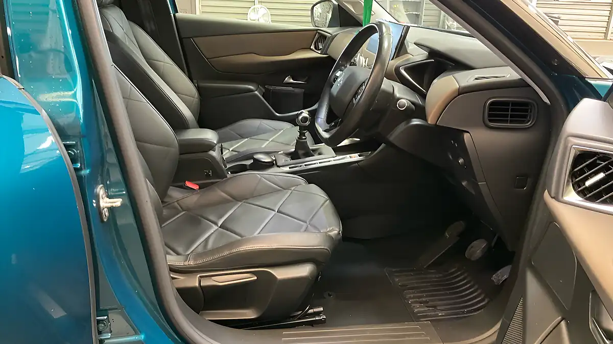 Used 2019 DS Automobiles DS 3 Prestige Blue - Interior and Exterior details 8