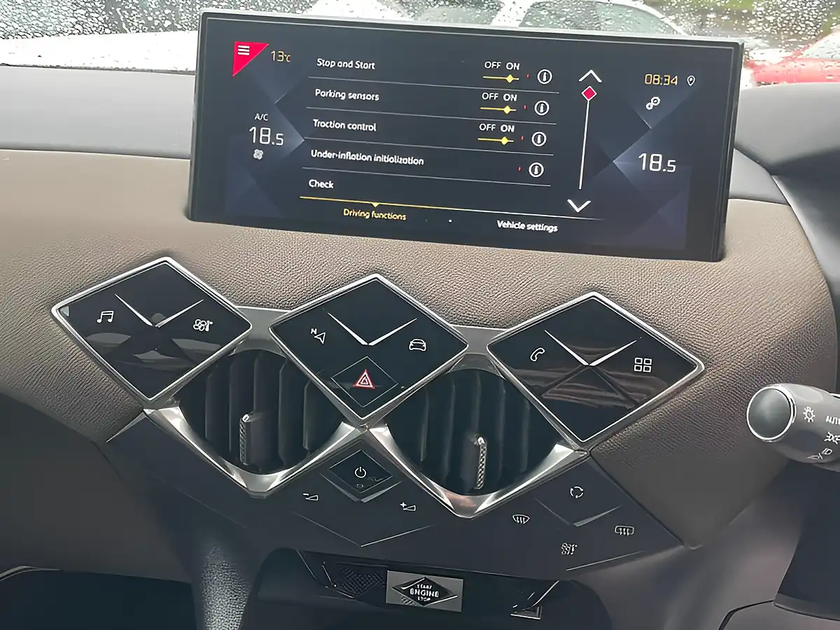 Used 2019 DS DS 3 Prestige Crossback White - Interior and Exterior details 13