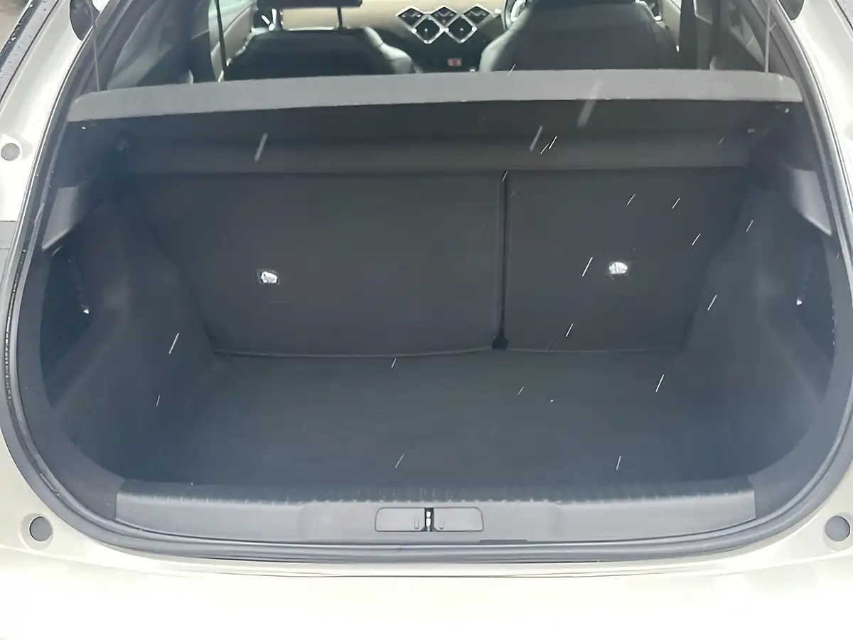 Used 2019 DS DS 3 Prestige Crossback White - Interior and Exterior details 8