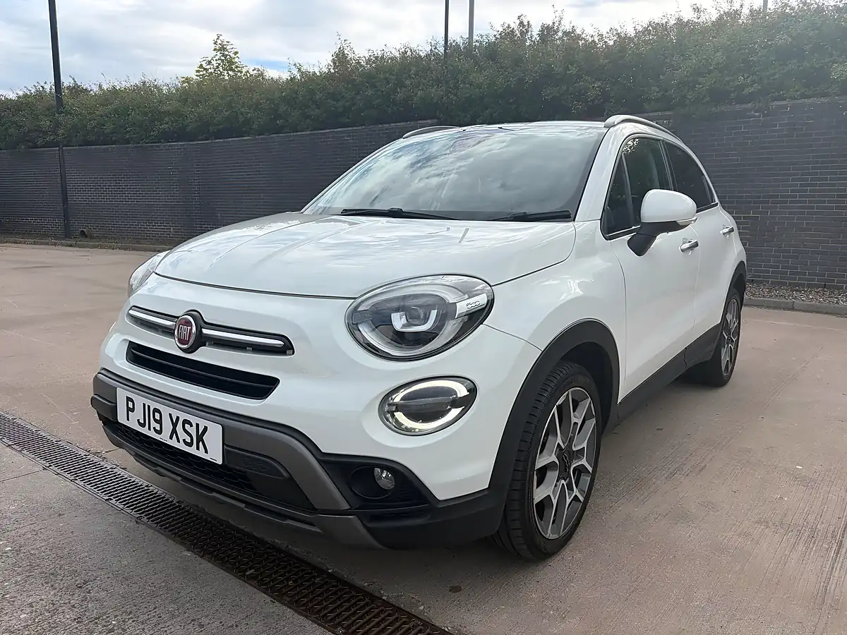 Used 2019 Fiat 500X Cross Plus White - Front View