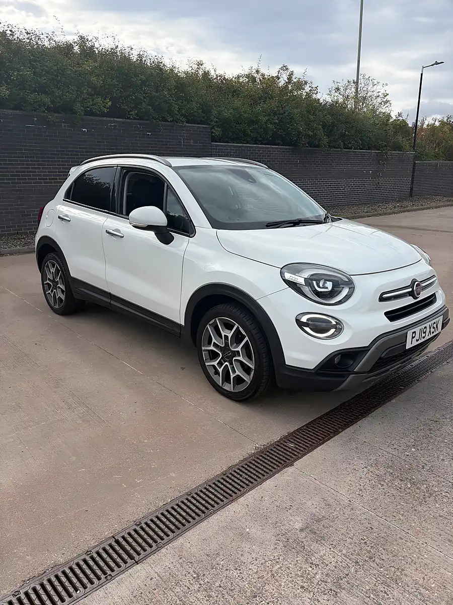 Used 2019 Fiat 500X Cross Plus White - Interior and Exterior details 7